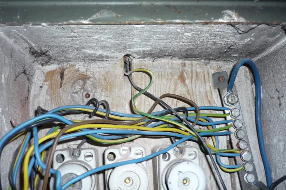 Kradzież prądu - jakie grożą konsekwencje i gdzie to zgłosić? Porady