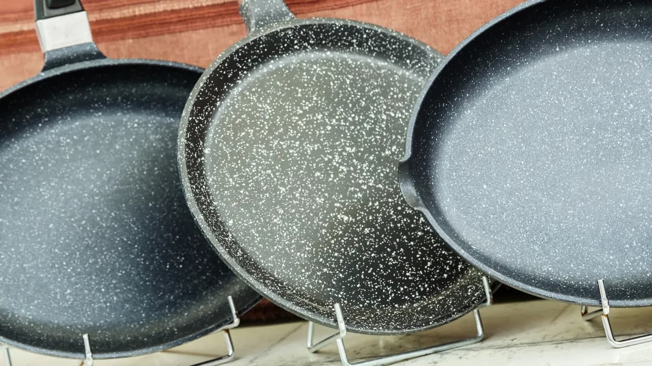 Gdzie wyrzucić starą patelnię? Sprawdź, jak uniknąć błędów w utylizacji!