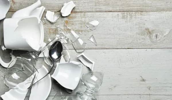 Gdzie wyrzucić potłuczone szkło, aby uniknąć niebezpieczeństwa i kłopotów?