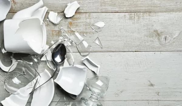 Gdzie wyrzucić potłuczone szkło, aby uniknąć niebezpieczeństwa i kłopotów?