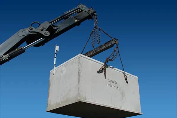 Szambo betonowe czy oczyszczalnia – co wybrać, by uniknąć kosztów i problemów?